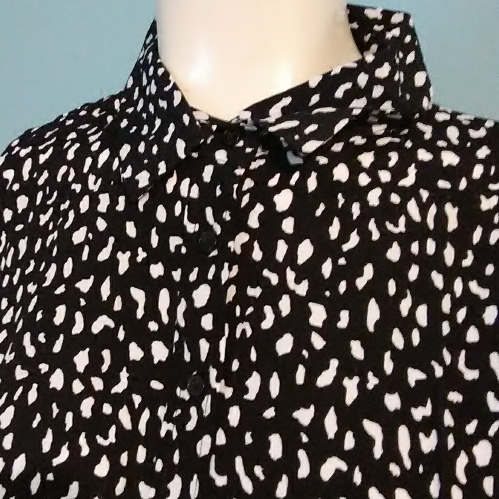 SALE Forever 21 Button Down Crop Top. Size M - Picture 2 of 6